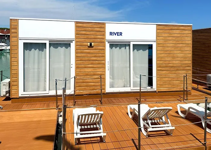 Marina Uno Floating Ботель