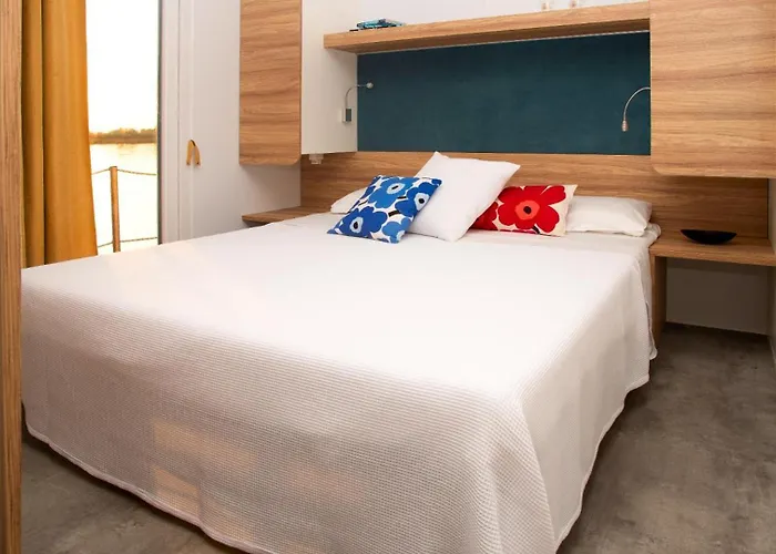 Ботель Marina Uno Floating