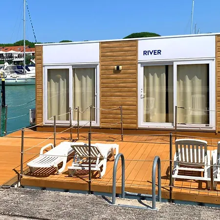 Marina Uno Floating Botel *