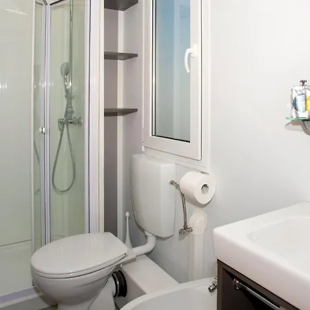 Marina Uno Floating Tekne